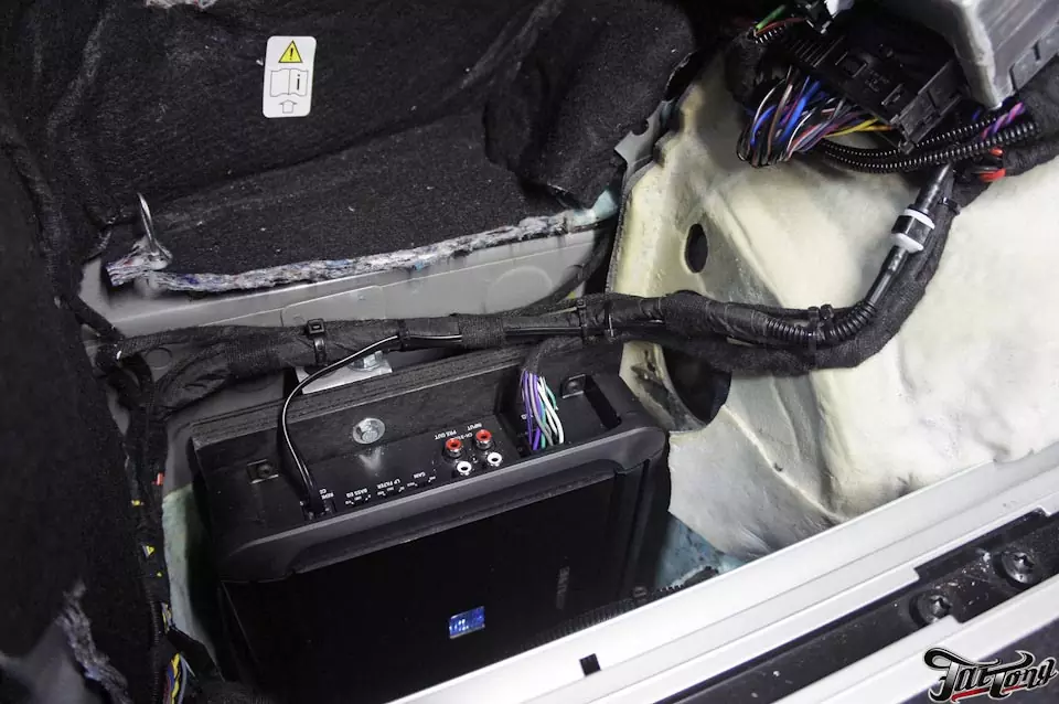 BMW X5 (F15). Изготовление скрытого короба стелс под сабвуфер в левое крыло.